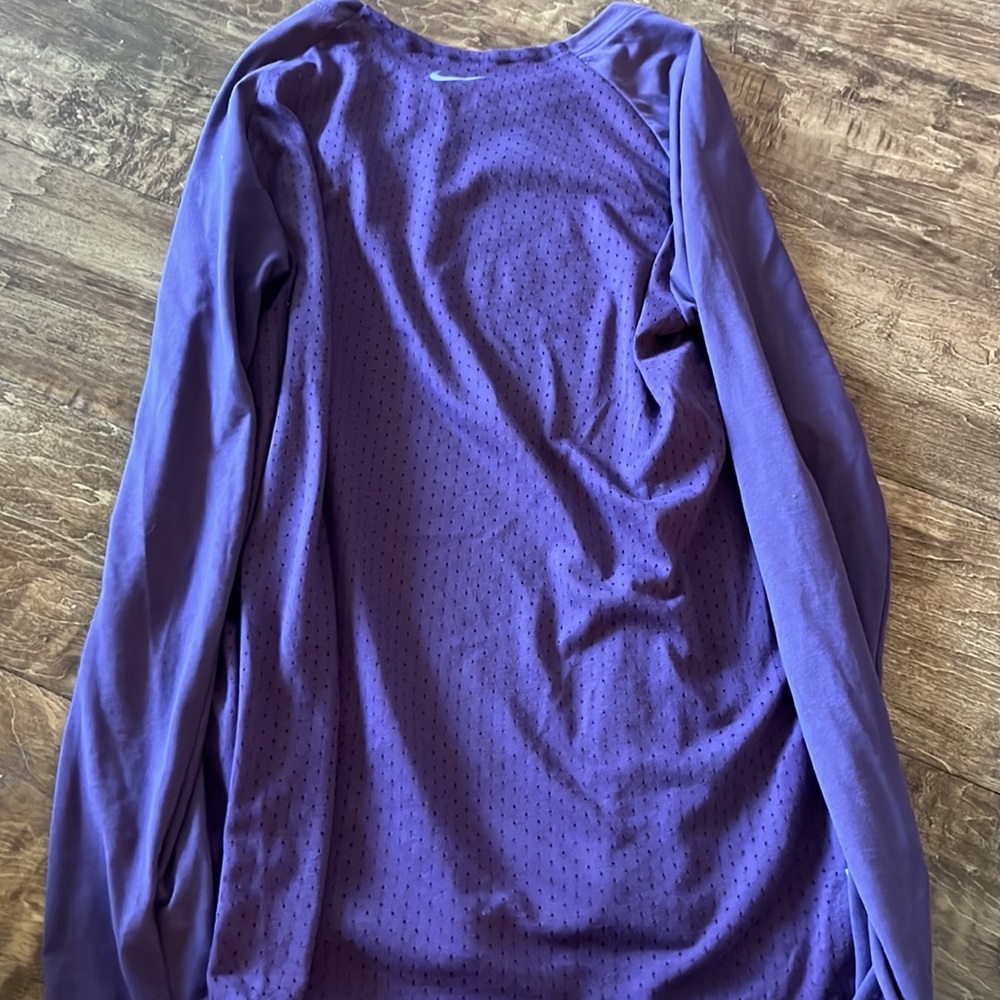 Great condition womens Nike long sleeve shirt. Size medium. - Picture 5 of 6